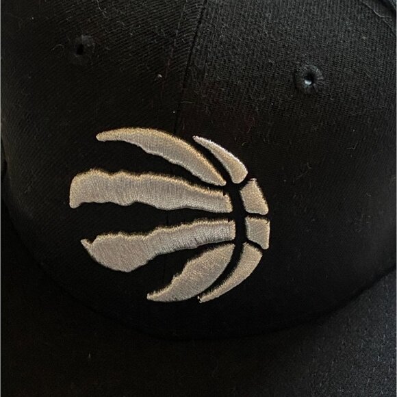 NEW ERA TORONTO RAPTORS BLACK 59FIFTY MENS FITTED HAT-SIZE 6 3/4-NEW - Picture 3 of 7